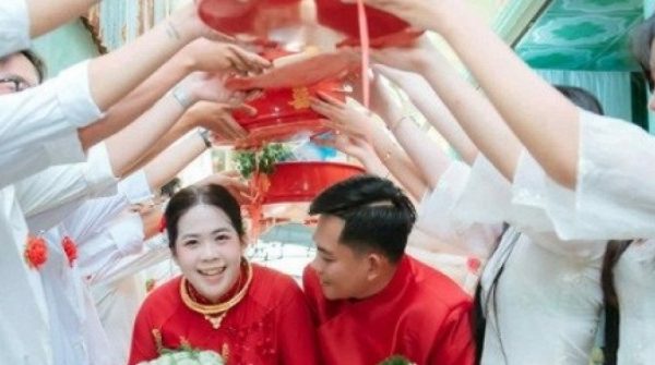 Cặp đôi nhà sát vách kết hôn sau 11 năm yêu, dựng chung rạp cưới, thuê chung MC 26 Cặp đôi nhà sát vách kết hôn sau 11 năm yêu, dựng chung rạp cưới, thuê chung MC adt1759651110 cap doi nha sat vach ket hon sau 11 anh cat 3 2 auto cropjpg