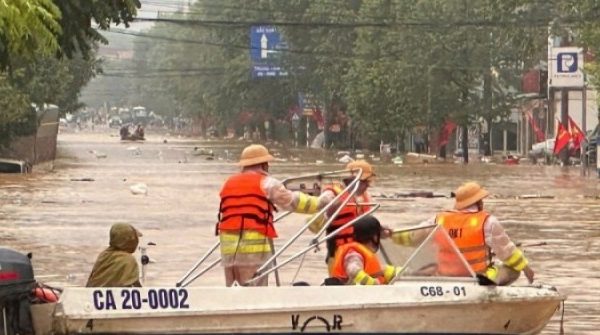 Người dân cưu mang nhau trong lũ 29 Người dân cưu mang nhau trong lũ adt1759895915 img 0455 jpg 3321 7191 5693 5345 anh cat 3 2 auto cropjpg