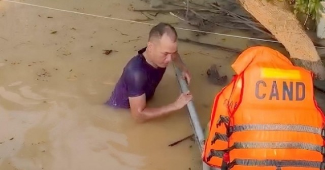 Lặn xuống nước lũ phá khóa cứu dân mắc kẹt adt1760151907 396 089 5902 7836 3563 9842 anh cat 3 2 auto cropjpg 1