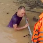 Lặn xuống nước lũ phá khóa cứu dân mắc kẹt adt1760151907 396 089 5902 7836 3563 9842 anh cat 3 2 auto cropjpg