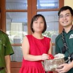 Trả lại túi xách tiền, vàng nhặt được trong lũ adt1760338933 a kie nnnn 7477 75 4291 5118 7710 anh cat 3 2 auto cropjpg