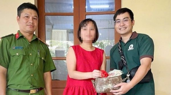 Trả lại túi xách tiền, vàng nhặt được trong lũ adt1760338933 a kie nnnn 7477 75 4291 5118 7710 anh cat 3 2 auto cropjpg