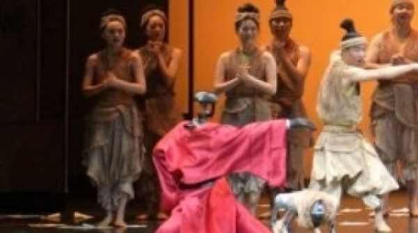 Robot nhào lộn, nhảy điệu múa Trung Hoa adt1760585089 robotmua 0047 4890 0141 anh cat 3 2 auto cropjpg