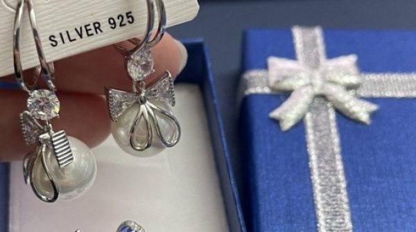 Ngỡ ngàng lý do chồng cũ từ chối tái hợp nhưng năm nào cũng tặng quà 20/10 26 Ngỡ ngàng lý do chồng cũ từ chối tái hợp nhưng năm nào cũng tặng quà 20/10 adt1760927131 10 2459 anh cat 3 2 auto cropjpg