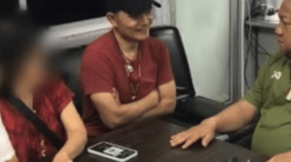 Sập bẫy lừa đảo, cụ bà vô tình lãi lớn 28 Sập bẫy lừa đảo, cụ bà vô tình lãi lớn adt1761456520 a nh ma n hi nh 2025 10 26 lu 7999 8 anh cat 3 2 auto croppng