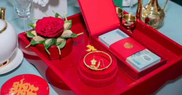 Thách cưới 9,9 triệu, thông gia nghèo đứng hình khi mở phong bì sính lễ nhà trai adt1761718246 thach cuoi 99 trieu thong gia ngheo anh cat 3 2 auto croppng 1