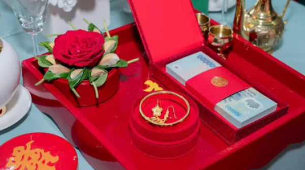 Thách cưới 9,9 triệu, thông gia nghèo đứng hình khi mở phong bì sính lễ nhà trai 28 Thách cưới 9,9 triệu, thông gia nghèo đứng hình khi mở phong bì sính lễ nhà trai adt1761718246 thach cuoi 99 trieu thong gia ngheo anh cat 3 2 auto croppng