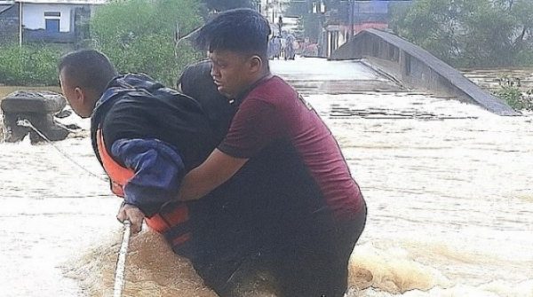 Đội cứu hộ Thái Nguyên giăng dây, cõng dân vượt lũ Huế adt1761785493 co ng da n 2 6582 3036 9605 6721 anh cat 3 2 auto cropjpg