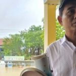 Trưởng thôn mang nồi sắn luộc đi ăn lấy sức cứu trợ, để phần quà cho dân adt1761876258 truong thon mang noi san luoc di an anh cat 3 2 auto cropjpg