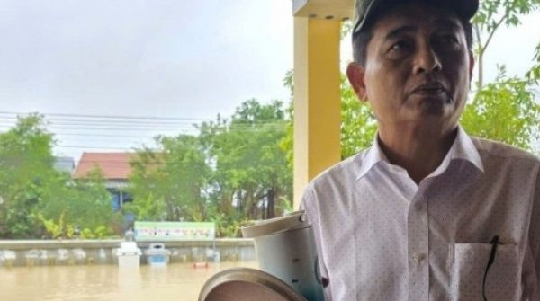 Trưởng thôn mang nồi sắn luộc đi ăn lấy sức cứu trợ, để phần quà cho dân adt1761876258 truong thon mang noi san luoc di an anh cat 3 2 auto cropjpg