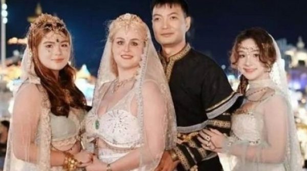 Chuyện tình cổ tích của chàng trai khiếm thị làm nghề mát-xa và nữ tiến sĩ Mỹ adt1761880916 chuyen tinh co tich cua chang trai k anh cat 3 2 auto cropjpeg