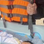 Bức ảnh bé sơ sinh ở vùng lũ khiến nhiều người thốt lên: 'Thương quá!' adt1761890840 buc anh be so sinh o vung lu khien n anh cat 3 2 auto cropjpg