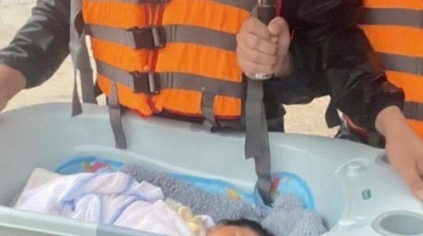 Bức ảnh bé sơ sinh ở vùng lũ khiến nhiều người thốt lên: 'Thương quá!' 27 Bức ảnh bé sơ sinh ở vùng lũ khiến nhiều người thốt lên: 'Thương quá!' adt1761890840 buc anh be so sinh o vung lu khien n anh cat 3 2 auto cropjpg