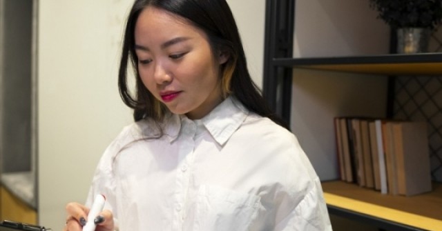 adt1762564704-mediumshotwomancorrectinggramm-4926-anh-cat-3-2-auto-cropjpg-1 6 nghề có thể bị AI thay thế trong hai năm tới adt1762564704 mediumshotwomancorrectinggramm 4926 anh cat 3 2 auto cropjpg 1