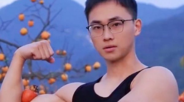 Cán bộ thôn khoe cơ bắp giúp nông dân bán hồng adt1762662485 01 1557 3296 2515 anh cat 3 2 auto cropjpg