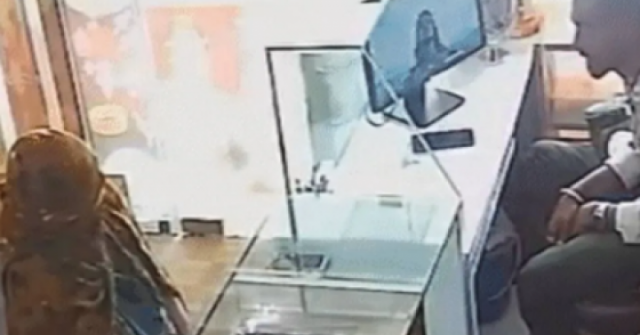 adt1762779566-ahmedabad-jewelery-28258-0-0-446-852-anh-cat-3-2-auto-croppng-1 Bị tấn công bất ngờ, chủ tiệm vàng phản đòn khiến kẻ cướp kinh ngạc adt1762779566 ahmedabad jewelery 28258 0 0 446 852 anh cat 3 2 auto croppng 1