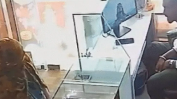 Bị tấn công bất ngờ, chủ tiệm vàng phản đòn khiến kẻ cướp kinh ngạc adt1762779566 ahmedabad jewelery 28258 0 0 446 852 anh cat 3 2 auto croppng