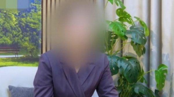 Thấy hai cô gái lạ mặt trong tang lễ của bố chồng, người phụ nữ liền bỏ về nhà ngoại khi biết sự thật adt1763298988 7946 437 thumbnail auto crop 750x563 anh cat 3 2 auto cropjpg