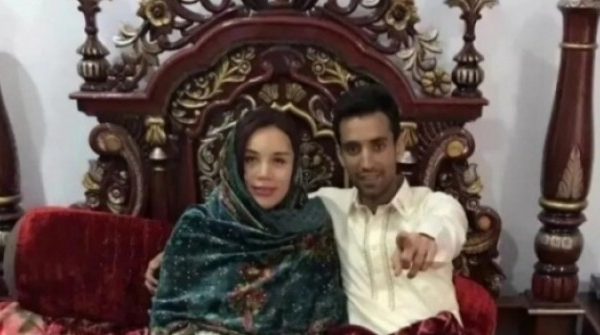 U50 tái hôn với chàng trai Pakistan 27 tuổi, mở 2 trường học, theo chồng về quê rồi choáng với cảnh trước sân adt1763449110 9692 787 thumbnail auto crop 750x563 anh cat 3 2 auto cropjpg