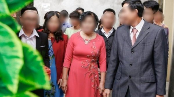 Đám cưới không vàng, không sính lễ, mẹ chồng nghèo tặng con dâu quà không ai ngờ adt1763472632 dam cuoi khong vang khong sinh le me anh cat 3 2 auto cropjpg