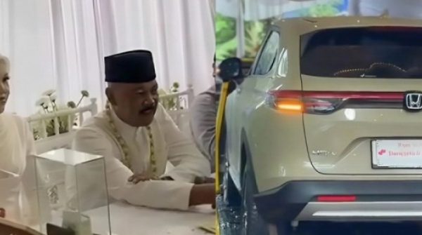 Doanh nhân 61 tuổi cưới vợ 19, tặng ôtô và loạt sính lễ giá trị adt1763646192 betterimage3 17635 9546 7155 3776 anh cat 3 2 auto cropjpg