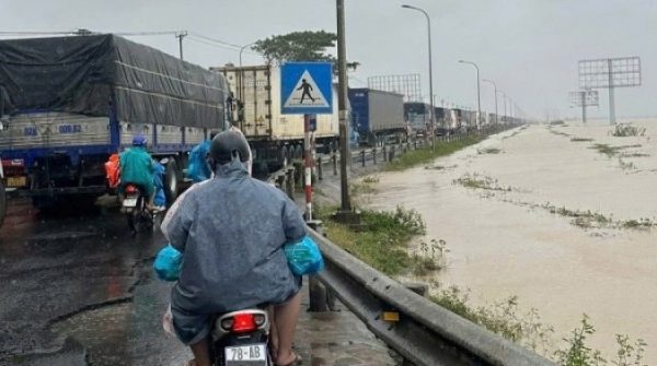 Hành trình 'sống chết' về quê trong đêm lũ 30 Hành trình 'sống chết' về quê trong đêm lũ adt1763856412 z2 24fac1d6e07462d 9749 6816 0619 anh cat 3 2 auto cropjpg