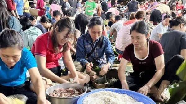 Hàng trăm người Đồng Nai xa lạ tụ lại xuyên đêm cứu trợ đồng bào vùng lũ adt1763874338 hang tram nguoi dong nai xa la tu la anh cat 3 2 auto cropjpg