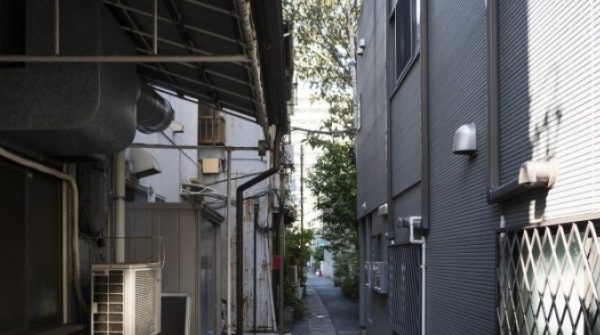 Mua nhà 5 tỷ, vợ chồng trẻ nổi da gà với hành động mỗi sáng của hàng xóm adt1764816444 mua nha 5 ty vo chong tre noi da ga anh cat 3 2 auto cropjpg