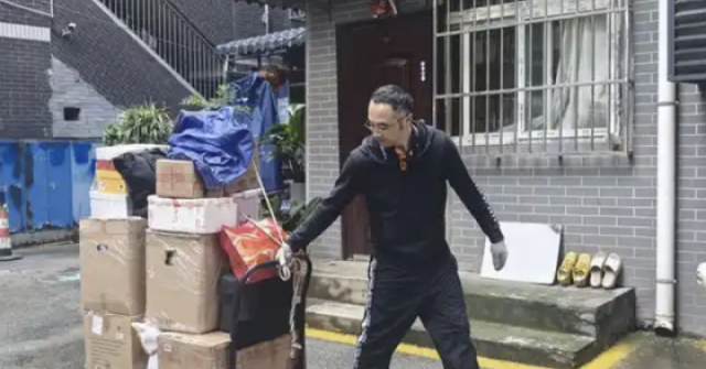 adt1764829129-screen-shot-2025-12-03-at-23-1-5771-anh-cat-3-2-auto-croppng-1 Thợ bốc vác đổi đời nhờ 'bắn tiếng Anh như gió' adt1764829129 screen shot 2025 12 03 at 23 1 5771 anh cat 3 2 auto croppng 1