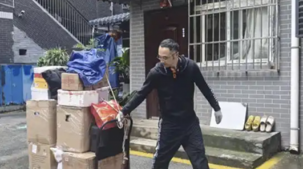 Thợ bốc vác đổi đời nhờ 'bắn tiếng Anh như gió' 26 Thợ bốc vác đổi đời nhờ 'bắn tiếng Anh như gió' adt1764829129 screen shot 2025 12 03 at 23 1 5771 anh cat 3 2 auto croppng