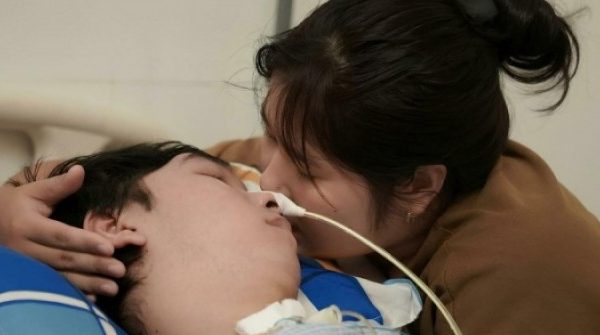 Cô gái 21 tuổi gồng gánh chăm bạn trai đột quỵ adt1765156472 9aedb5fd a13c 45e4 8666 6b3530 5985 anh cat 3 2 auto cropjpg