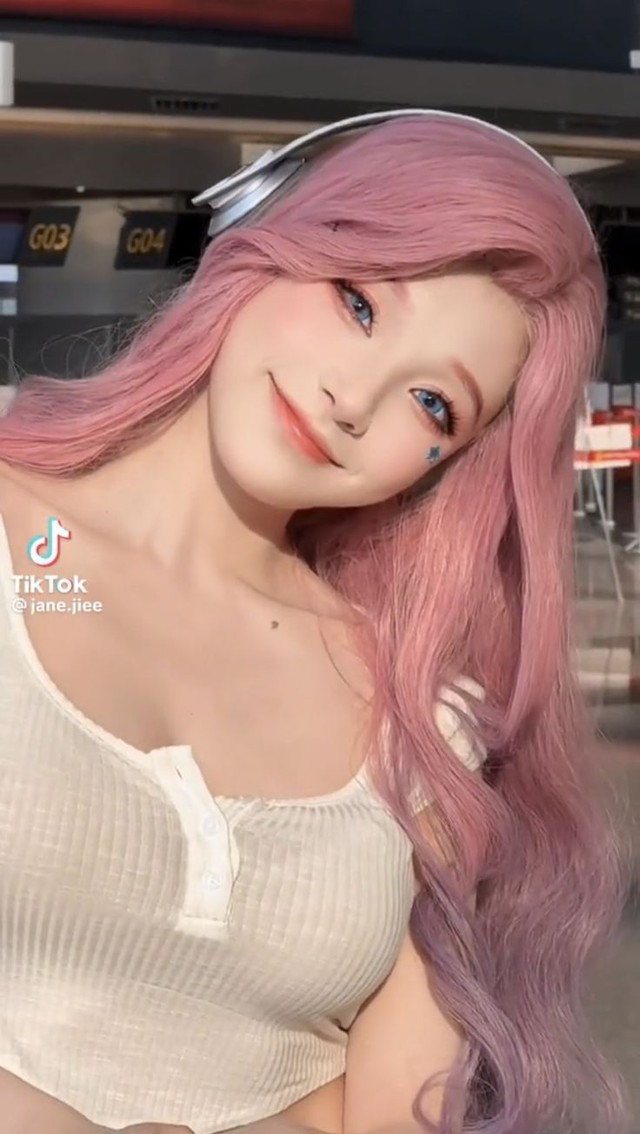 Nàng thơ cosplay xinh như mộng, thần thái lay động