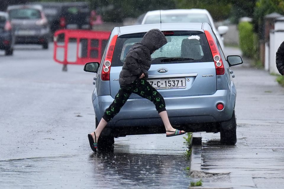 Bão Floris gây gián đoạn giao thông tại Anh, gió giật tới 137 km/h- Ảnh 2. Bão Floris gây gián đoạn giao thông tại Anh, gió giật tới 137 km/h- Ảnh 2.