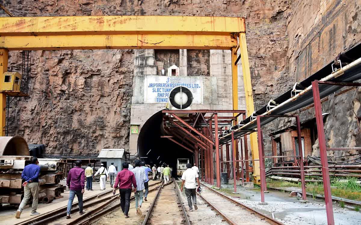 Sập đường hầm ở Ấn Độ, nhiều công nhân bị mắc kẹt- Ảnh 1. Sập đường hầm ở Ấn Độ, nhiều công nhân bị mắc kẹt- Ảnh 1.