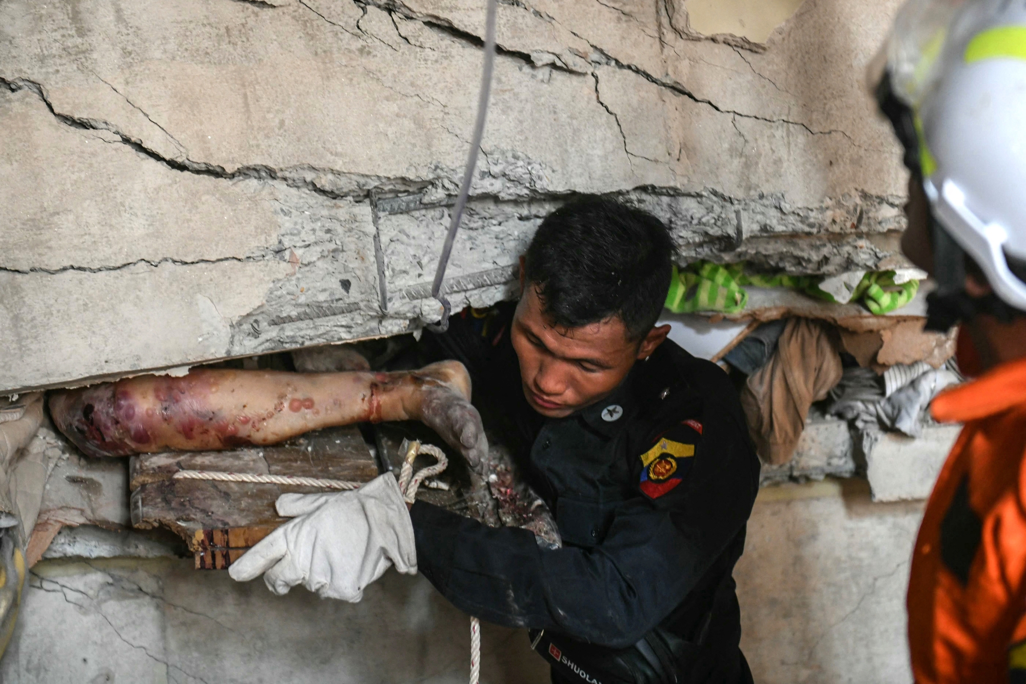 Toàn cảnh Myanmar 3 ngày sau động đất: Công tác cứu hộ chạy đua từng phút, quá nhiều khủng hoảng vẫn tiếp diễn sau thiên tai- Ảnh 7.