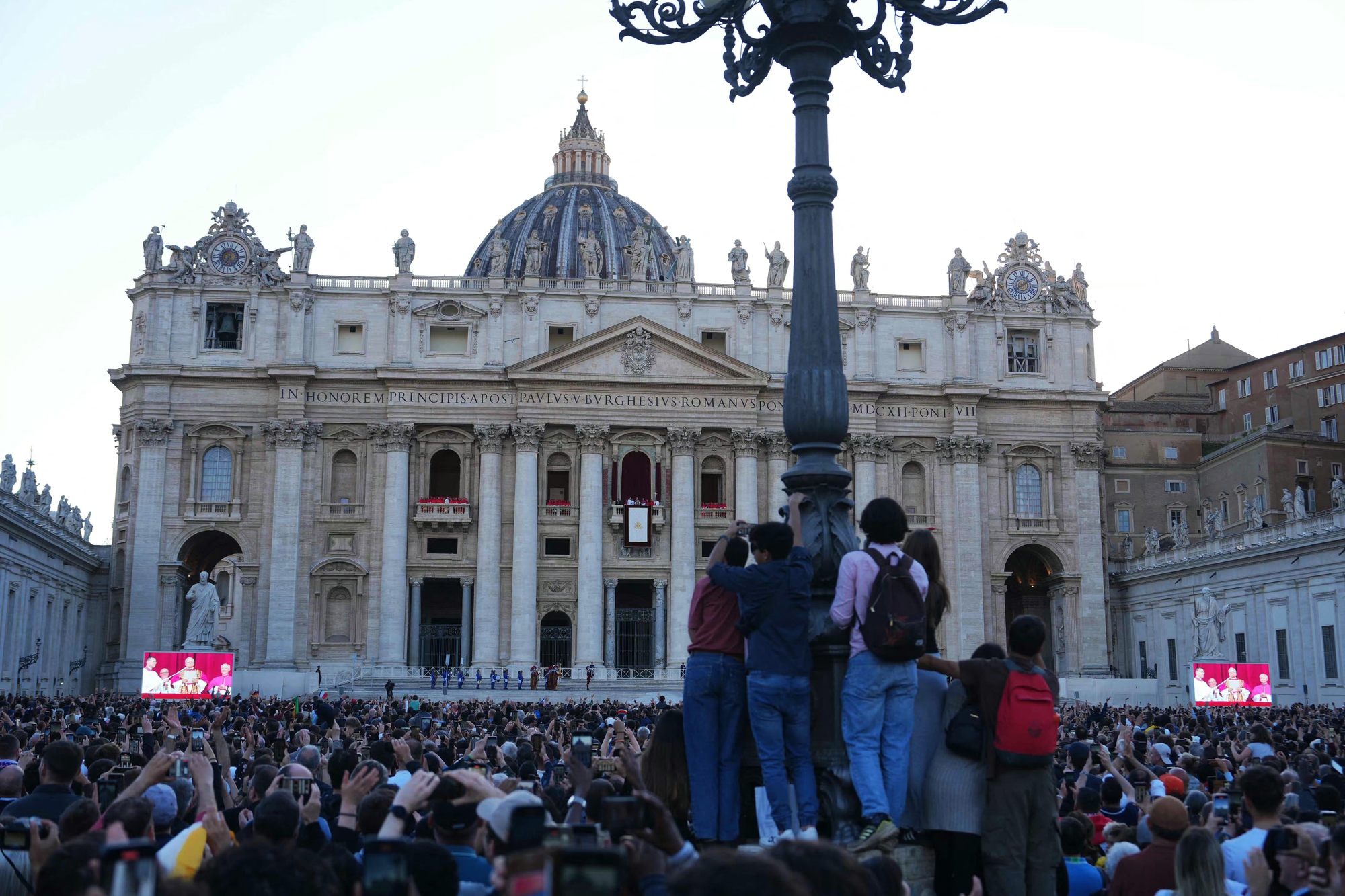 Tân Giáo hoàng Leo XIV phát biểu trong lần xuất hiện đầu tiên- Ảnh 7.