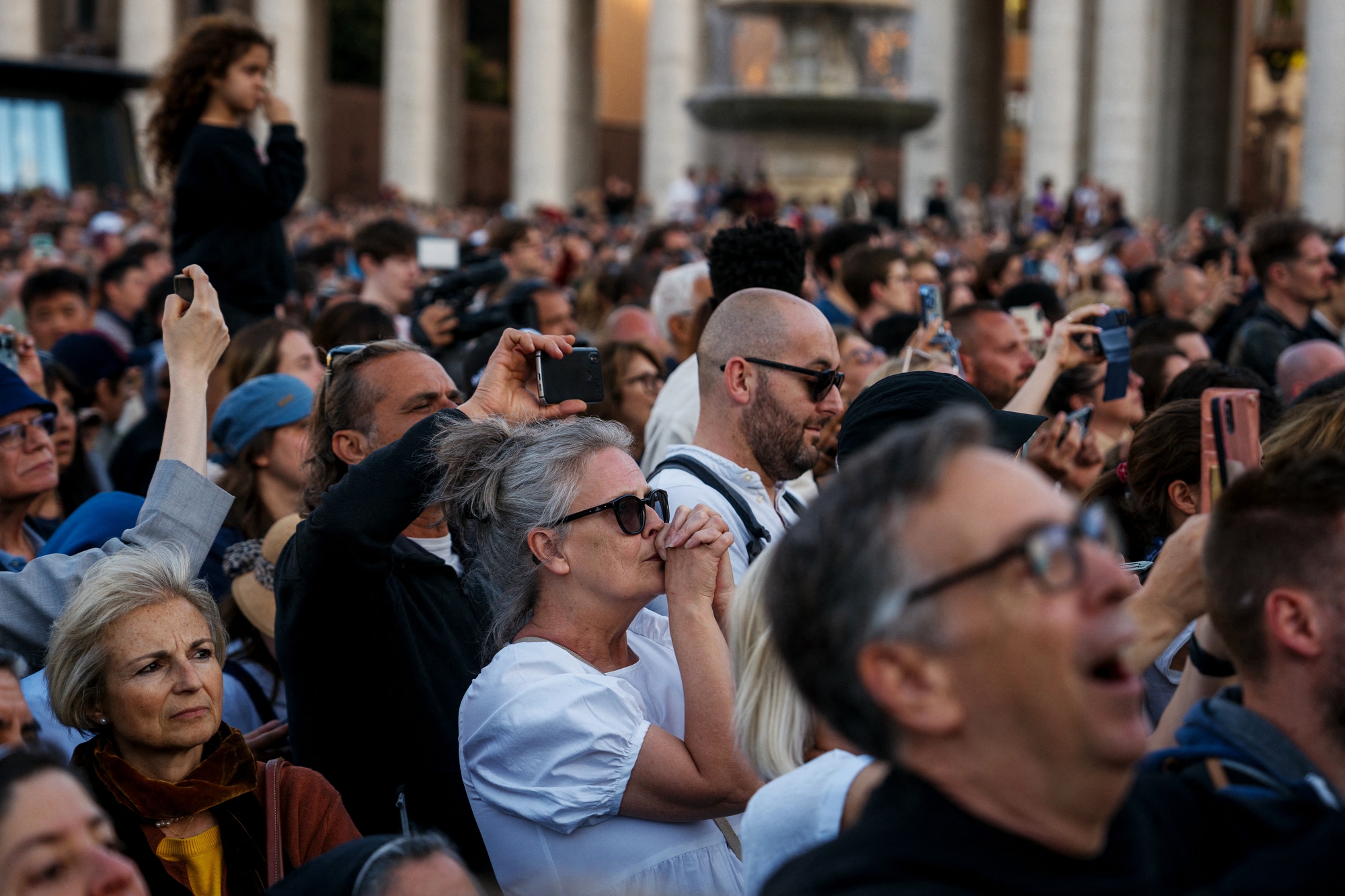 Tân Giáo hoàng Leo XIV phát biểu trong lần xuất hiện đầu tiên- Ảnh 10.