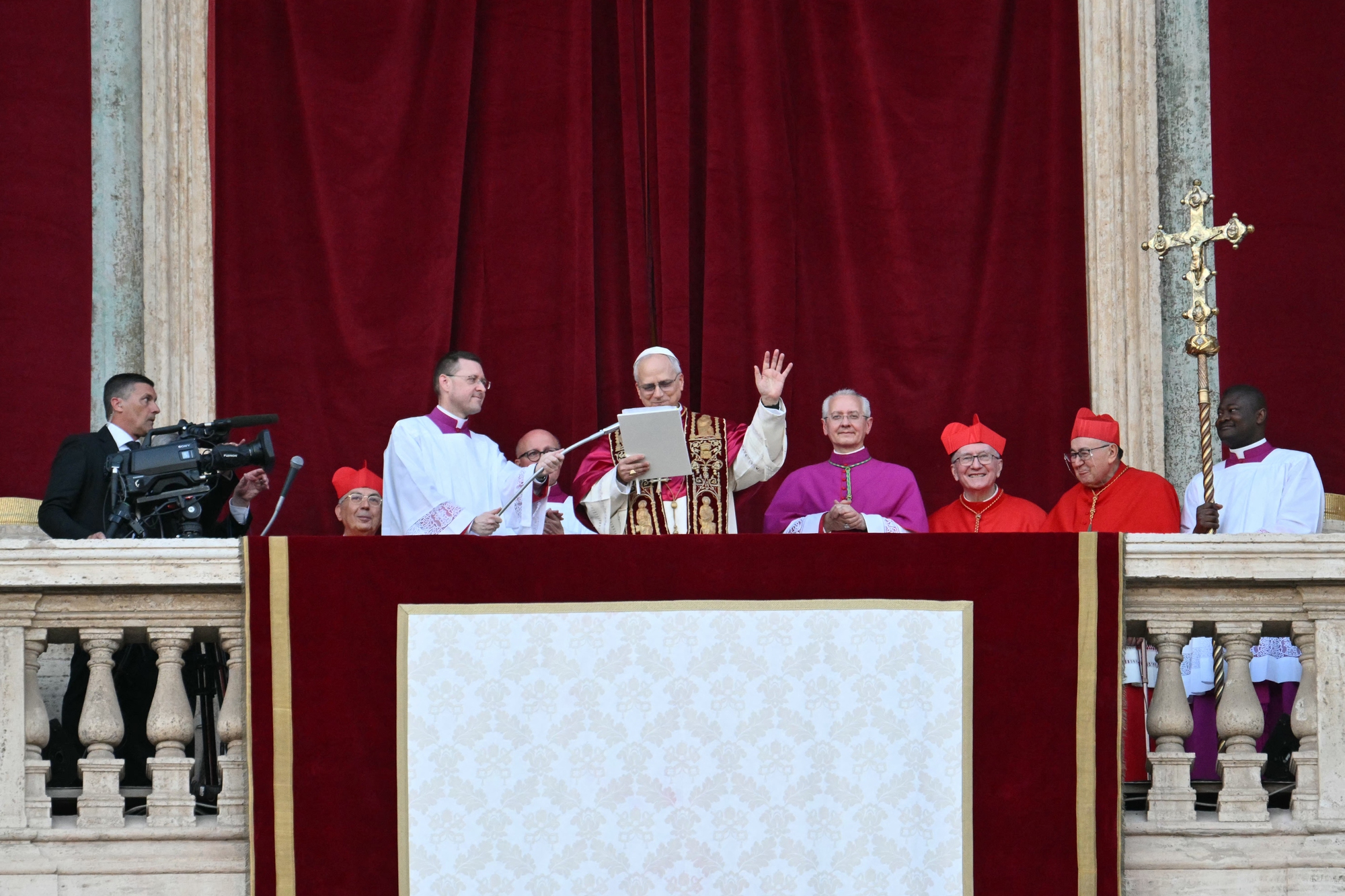 Tân Giáo hoàng Leo XIV phát biểu trong lần xuất hiện đầu tiên- Ảnh 2.