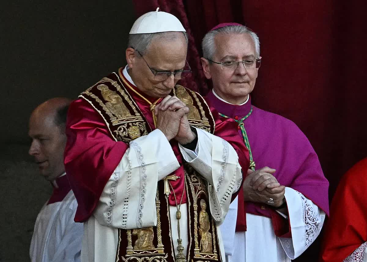 "Phòng nước mắt" - Căn phòng bí ẩn Tân Giáo hoàng bước vào đầu tiên trước khi ra mắt thế giới, có gì mà khiến bao người lặng lẽ khóc? afp 20250508 44z93qm v1 highres vaticanreligionpopeconclave 1 79452608769198132853685 1746781759340 17467817594921472031316