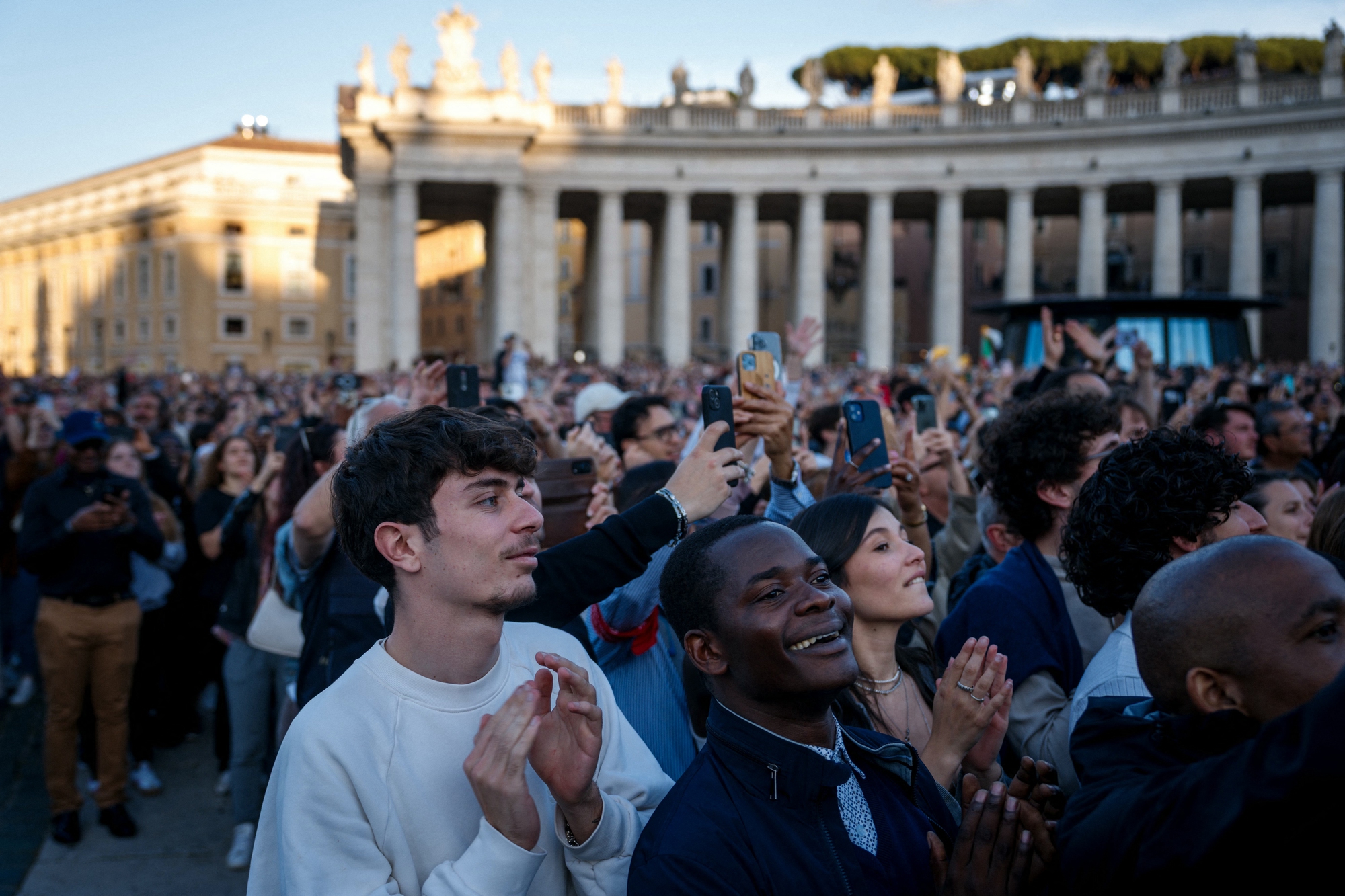 Tân Giáo hoàng Leo XIV phát biểu trong lần xuất hiện đầu tiên- Ảnh 6.