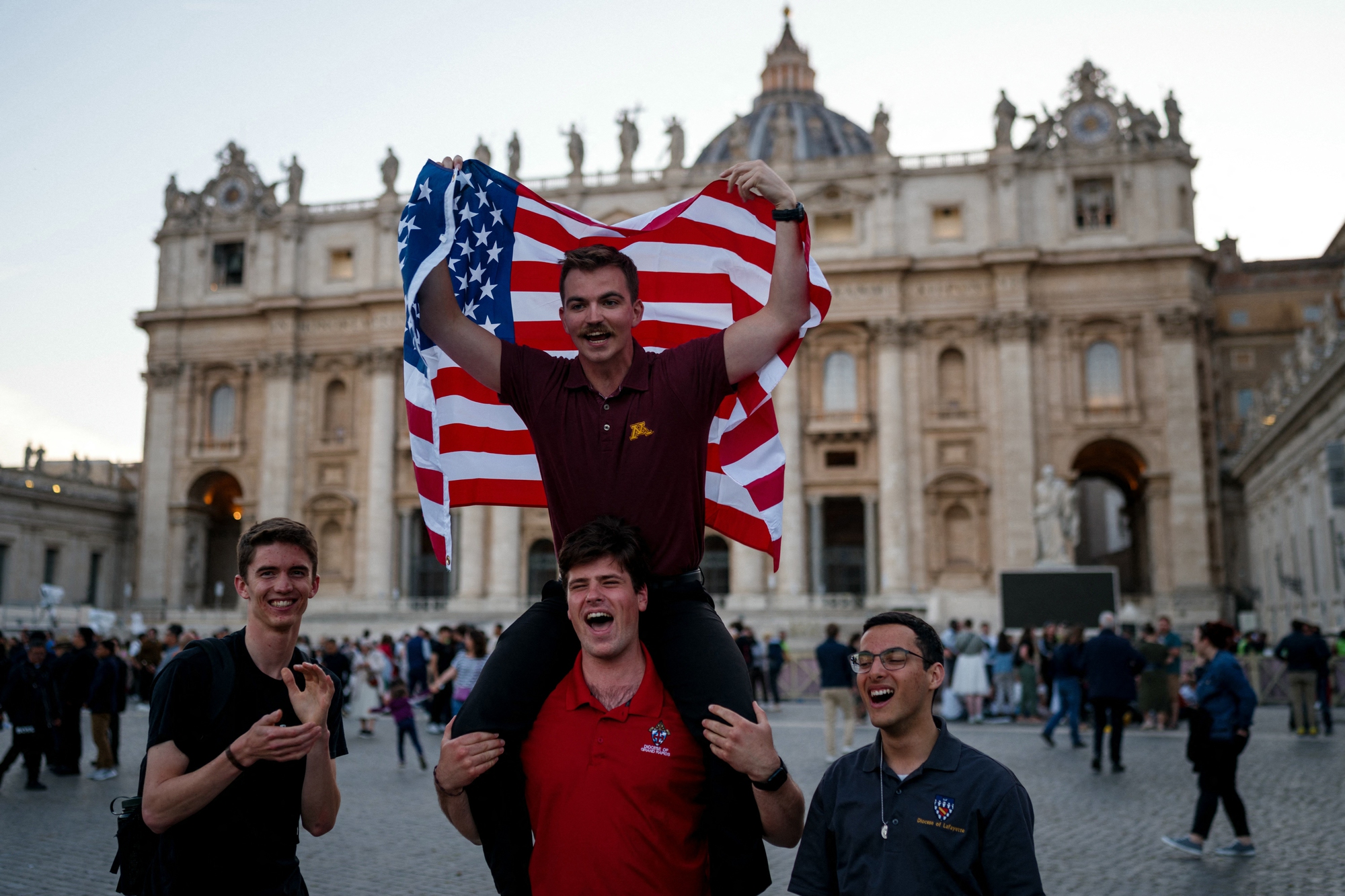 Tân Giáo hoàng Leo XIV phát biểu trong lần xuất hiện đầu tiên- Ảnh 9.