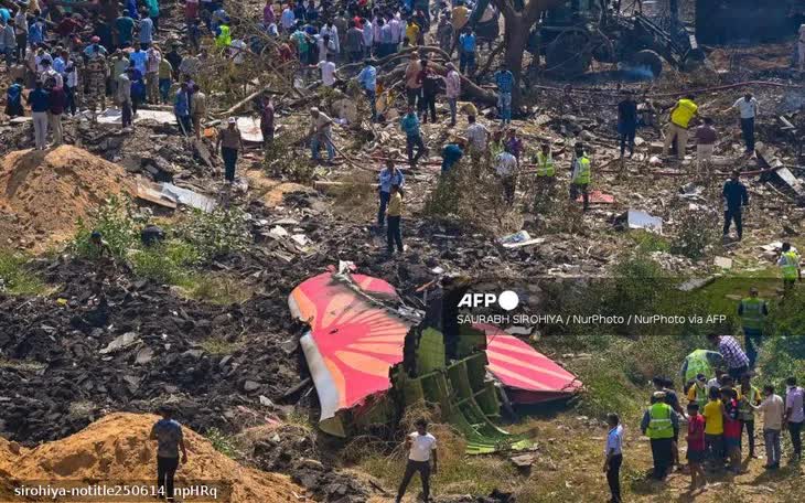 Hiện trường vụ rơi máy bay của Air India hôm 12/6 (Ảnh: AFP)