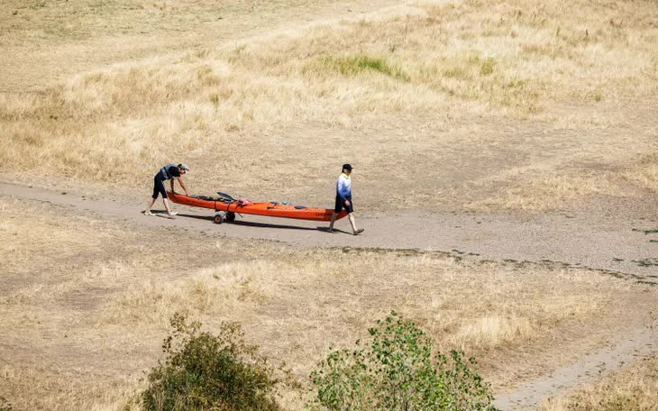 Thời tiết khô nóng khiến bờ sông Elbe ở miền Đông nước Đức khô cạn (Ảnh: AFP)