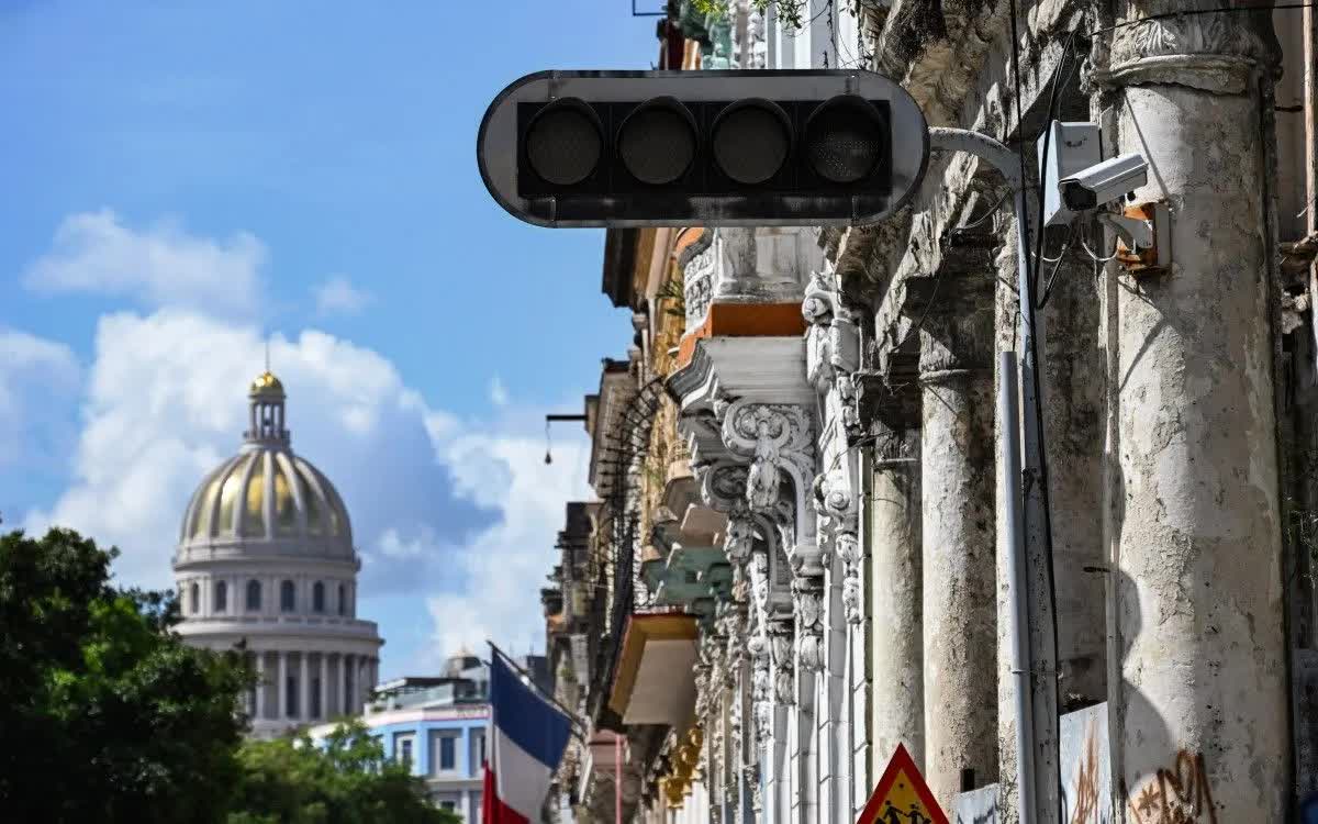 Đèn giao thông ngừng hoạt động trong thời gian mất điện ở Havana, ngày 10/9/2025 (Ảnh: AFP)
