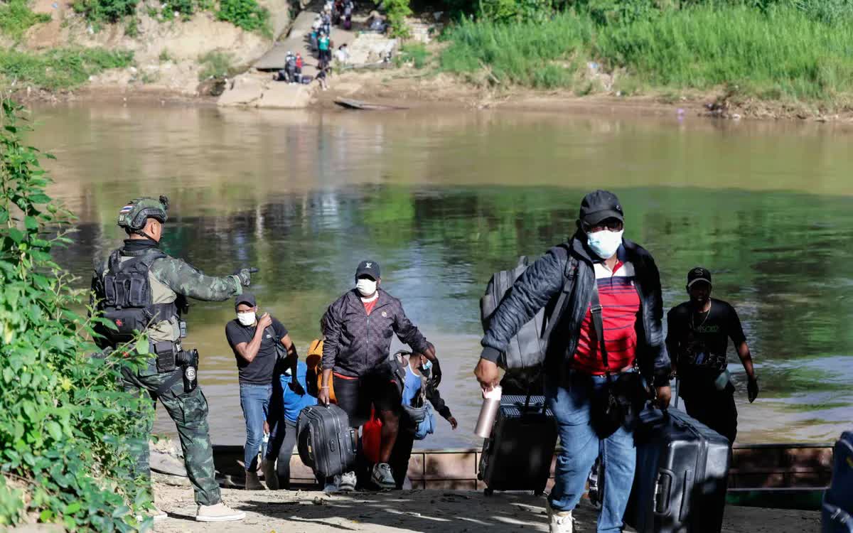 Những lao động được giải cứu khỏi khu phức hợp KK Park ở Myanmar tại bờ sông Moei thuộc Thái Lan, ngày 24/10/2025 (Ảnh: AFP)