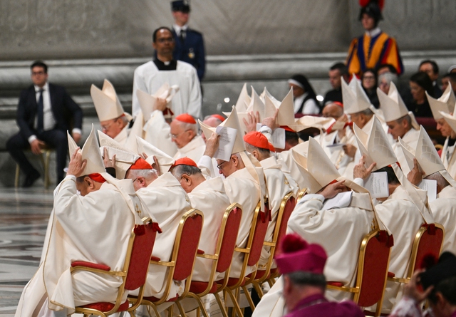 Các hồng y bước vào mật nghị bầu giáo hoàng, thế giới chờ 'làn khói trắng' từ Vatican- Ảnh 1.