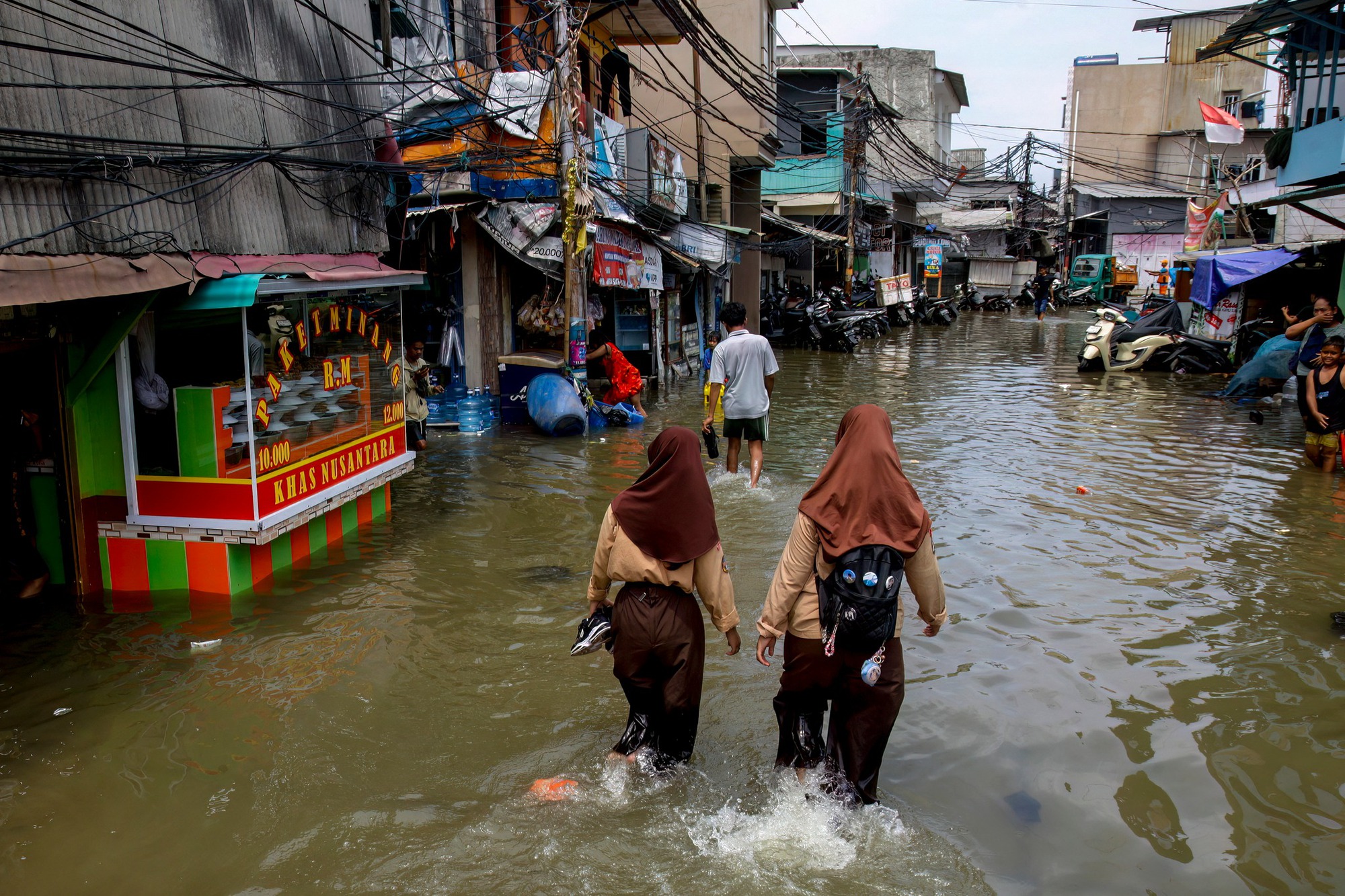 908 người thiệt mạng, 410 người mất tích, nạn đói đe doạ: Indonesia đối mặt với thảm hoạ chưa từng có tiền lệ- Ảnh 4. 908 người thiệt mạng, 410 người mất tích, nạn đói đe doạ: Indonesia đối mặt với thảm hoạ chưa từng có tiền lệ- Ảnh 4.