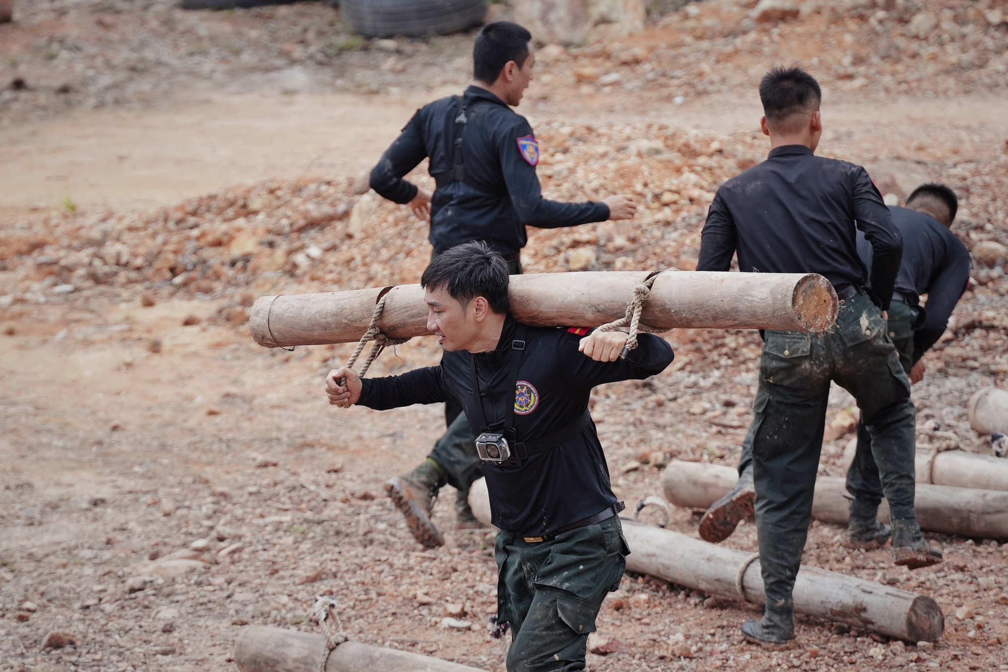 Tập 7 Chiến sĩ quả cảm: Liên Bỉnh Phát rời chương trình vì chấn thương nặng, Binz sốc khi chứng kiến 1 cảnh tượng!- Ảnh 10. Tập 7 Chiến sĩ quả cảm: Liên Bỉnh Phát rời chương trình vì chấn thương nặng, Binz sốc khi chứng kiến 1 cảnh tượng!- Ảnh 10.