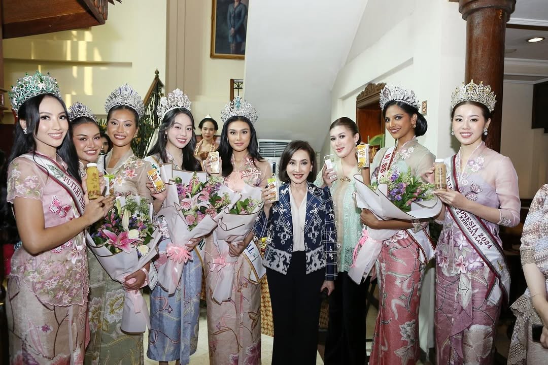 Thanh Thủy trong khung hình với 3 hoa hậu quốc tế- Ảnh 1.