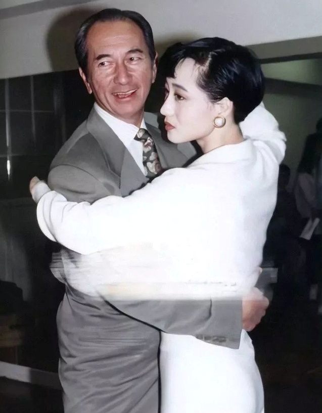 Hoa hậu nắm trong tay 7.000 tỷ, có cuộc sống bí ẩn nhất showbiz là ai?- Ảnh 5.